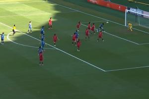 第4分钟，中国女足防线漏人先丢一球，0-1落后韩国女足