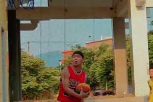 模仿弟陈海咏模仿乔丹打球动作，这一招一式确实很像啊！