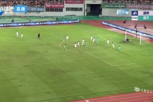 南平队1-0领先漳州队！张利辉头球