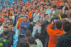 这是因为啥？近距离实拍：青岛海牛主场现场球迷冲突被警察带走