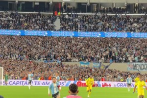 现场实拍：39岁的梅西为了救球险些撞到队友